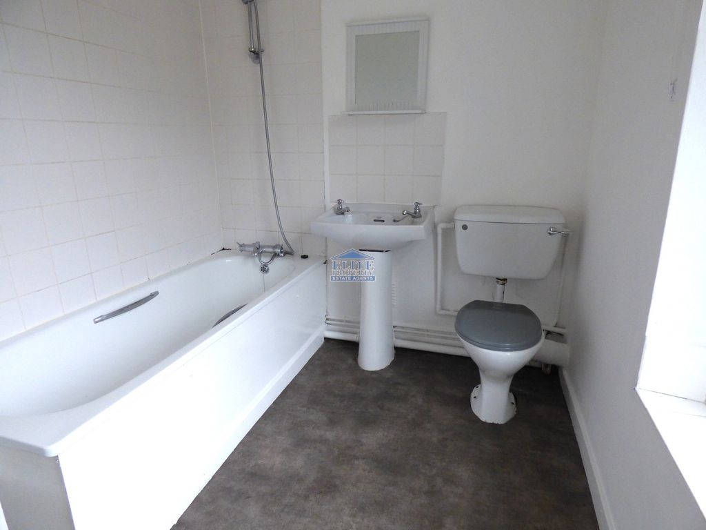 Property photo 3 of 9 Bathroom