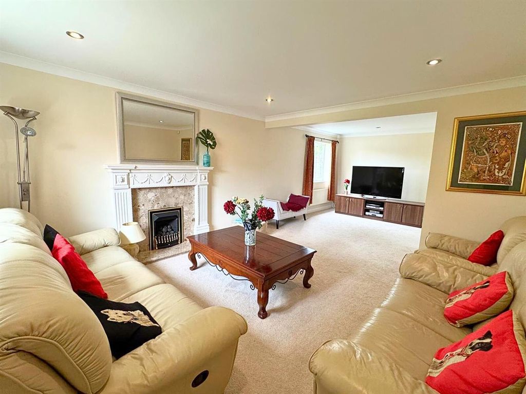 Property photo 3 of 24 Lounge