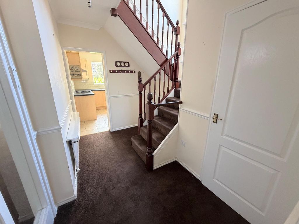 Property photo 2 of 16 Hallway