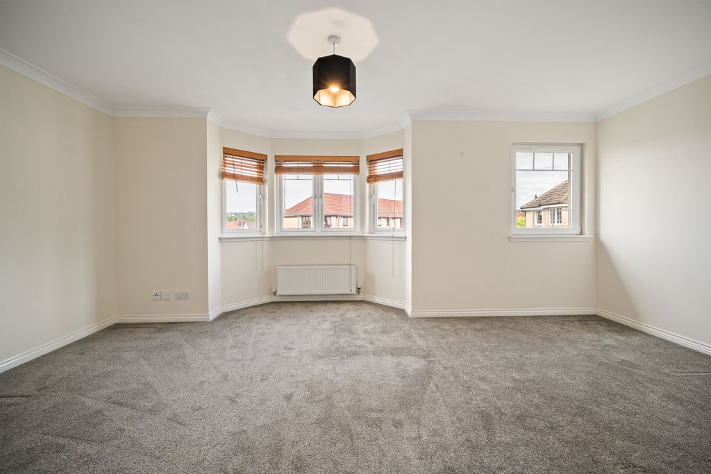 Property photo 2 of 11 16 Meikle Inch Lane 06