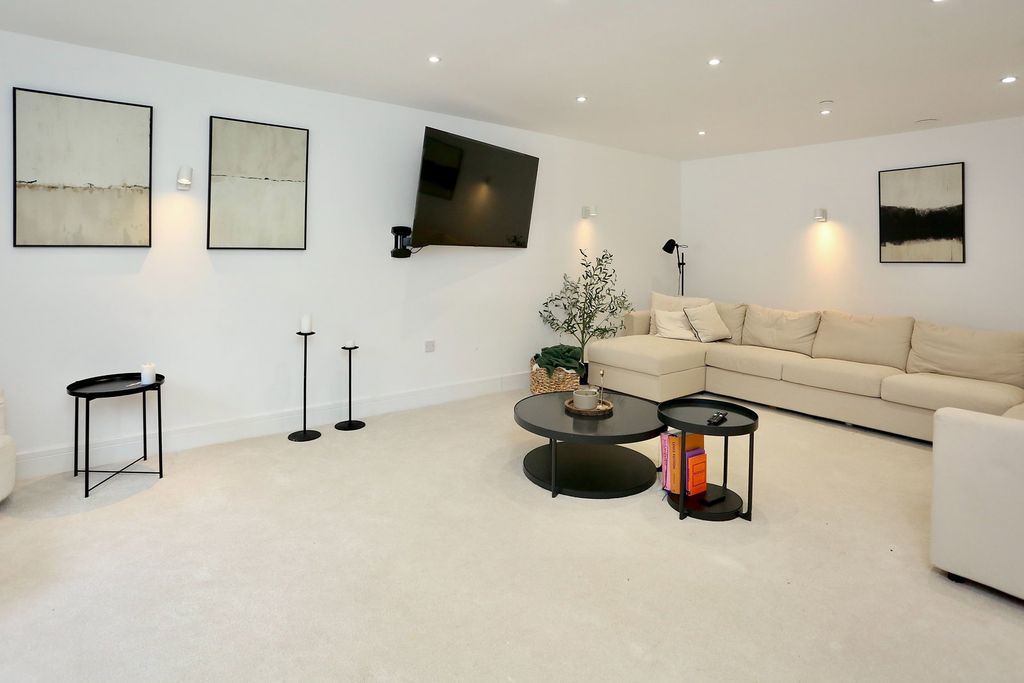 Property photo 2 of 27