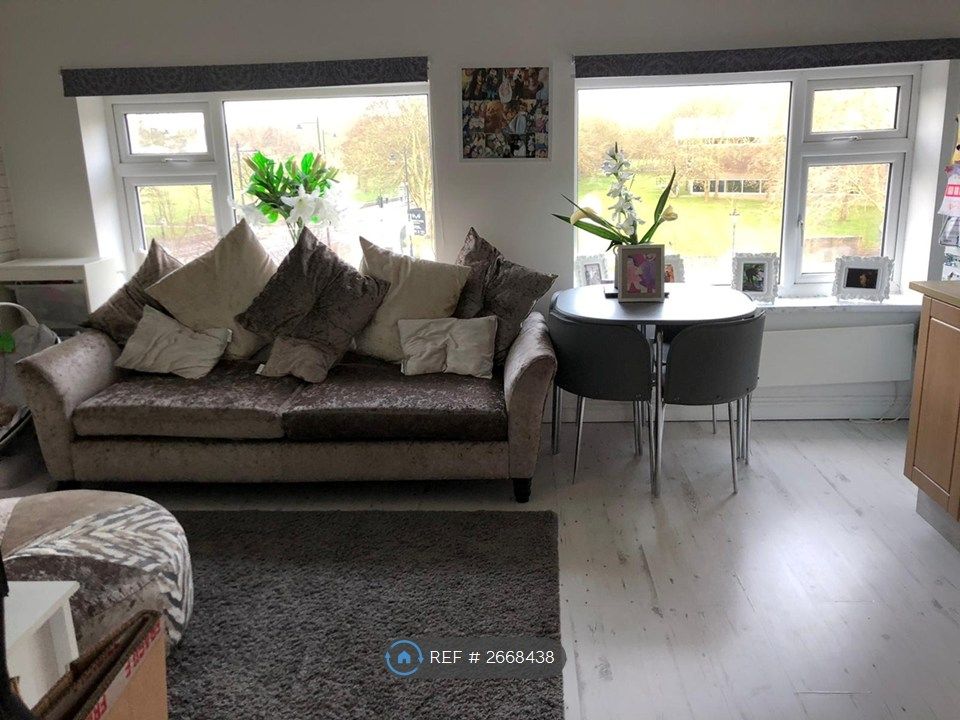 Property photo 1 of 18 Living Room