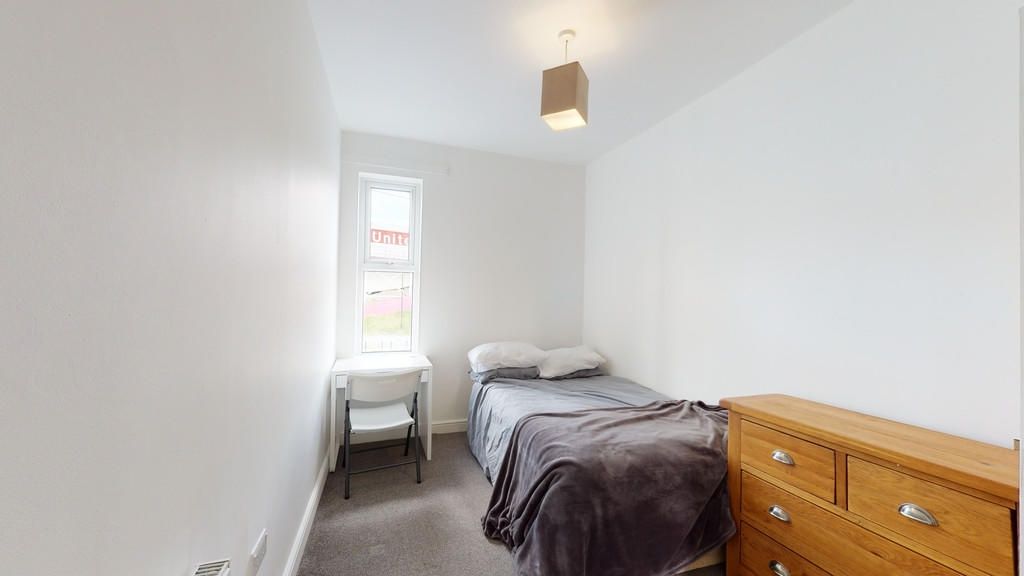 Property photo 1 of 14 Cozy Single Bedroom With A Comfortable Bed, A Smal...