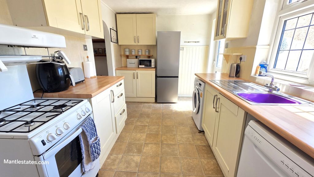 Property photo 3 of 21 Kitchen