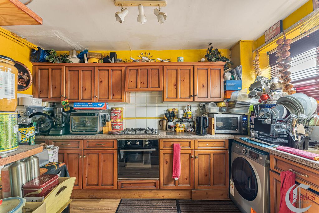 Property photo 3 of 23 Kitchen