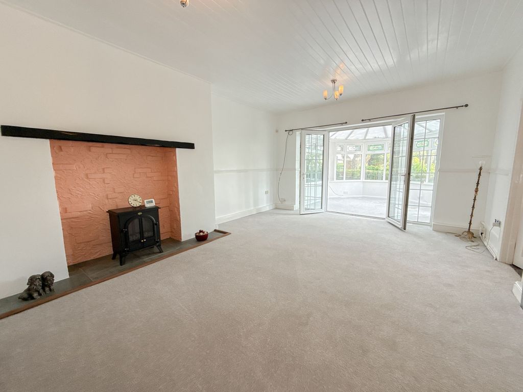 Property photo 2 of 12 Lounge