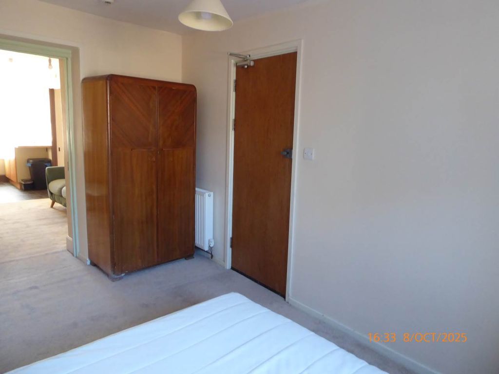 Property photo 3 of 5 Bedroom  (2)