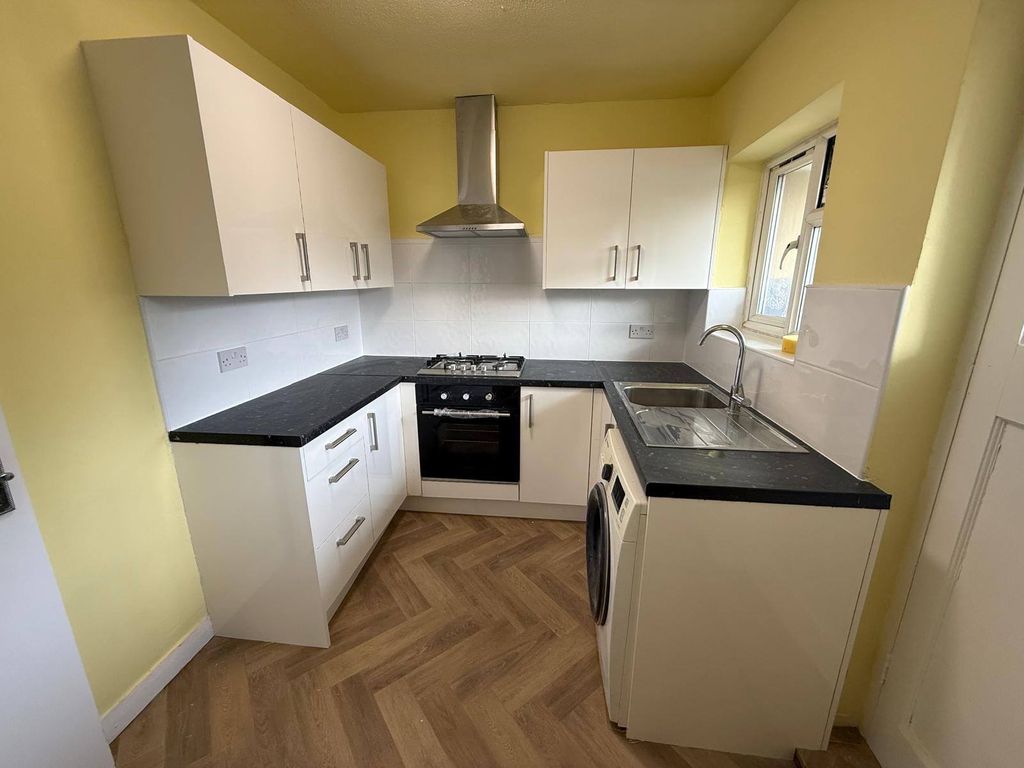 Property photo 1 of 5 2 Bedroom Maisonette First Floor