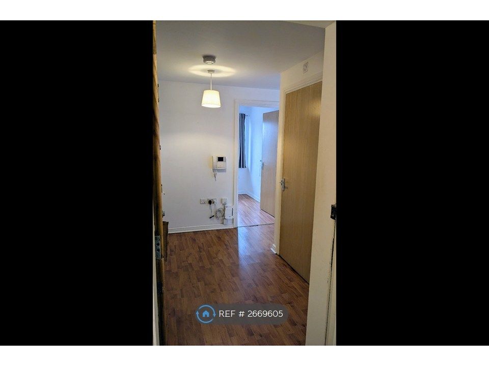 Property photo 2 of 21 Entrance Hallway