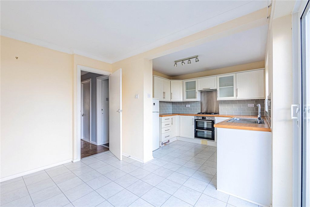 Property photo 3 of 14 28 Ivinghoe Road Kit