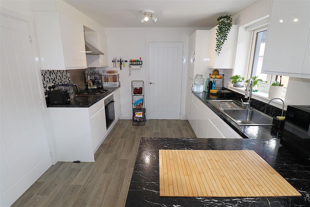 Property photo 3 of 25 Kitchen/Diner