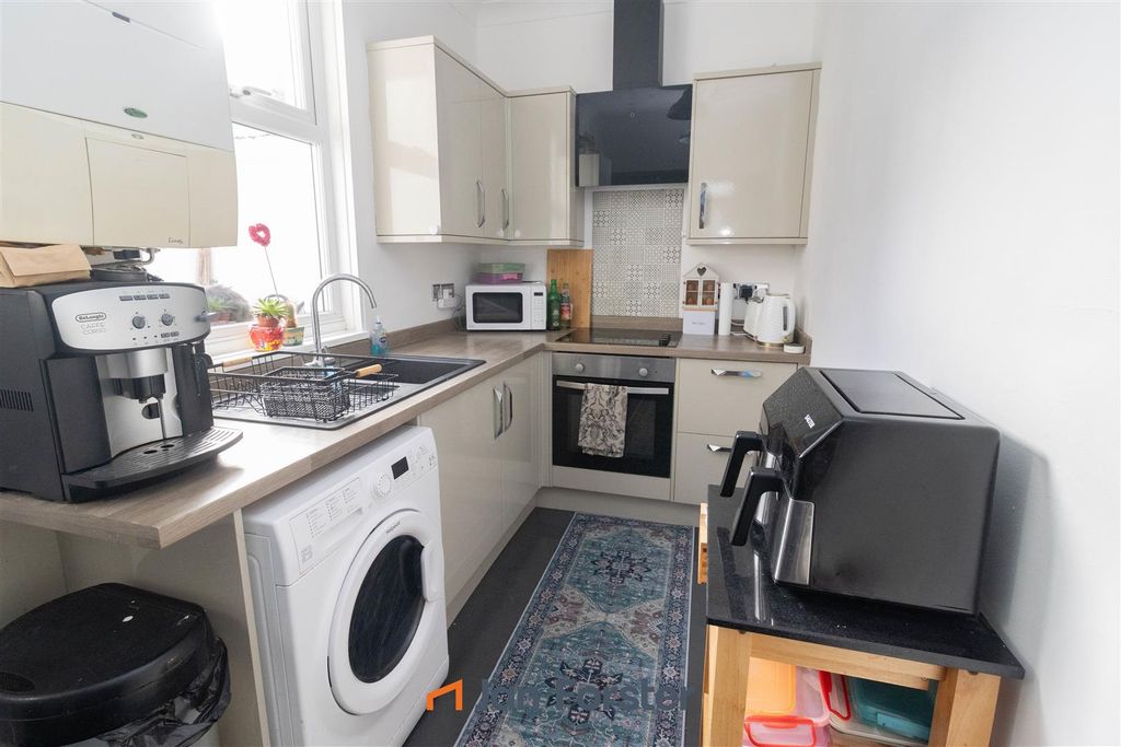 Property photo 3 of 14 Kitchen