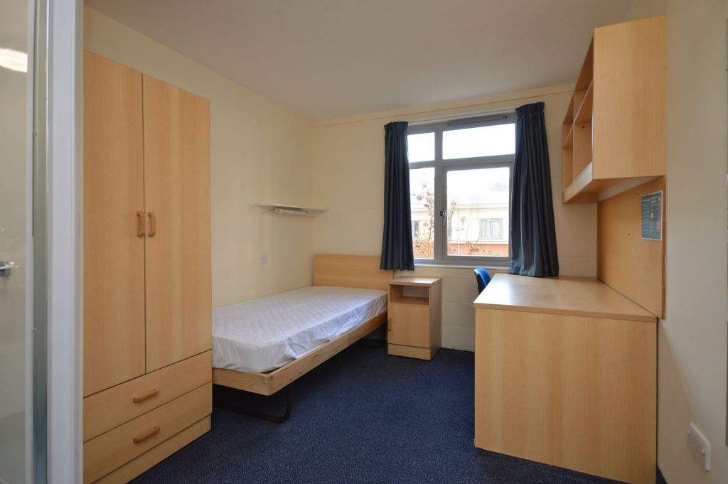 Property photo 1 of 10 Bright Furnished Room With Desk And Storage...