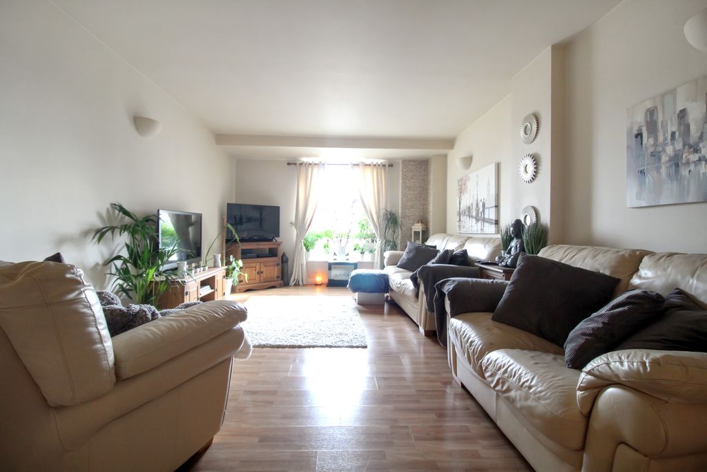 Property photo 2 of 9