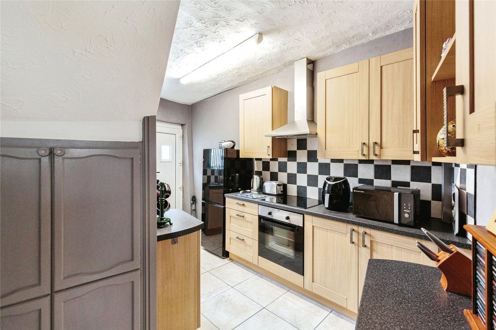 Property photo 3 of 16 Kitchen