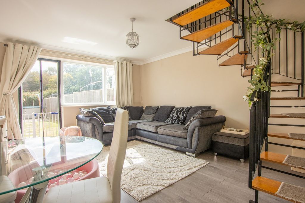 Property photo 2 of 17 4435494