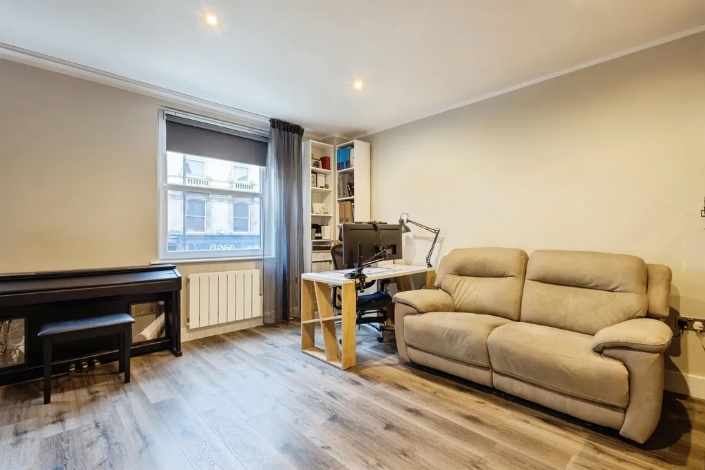 Apartment in Northampton, Semilong - View 6