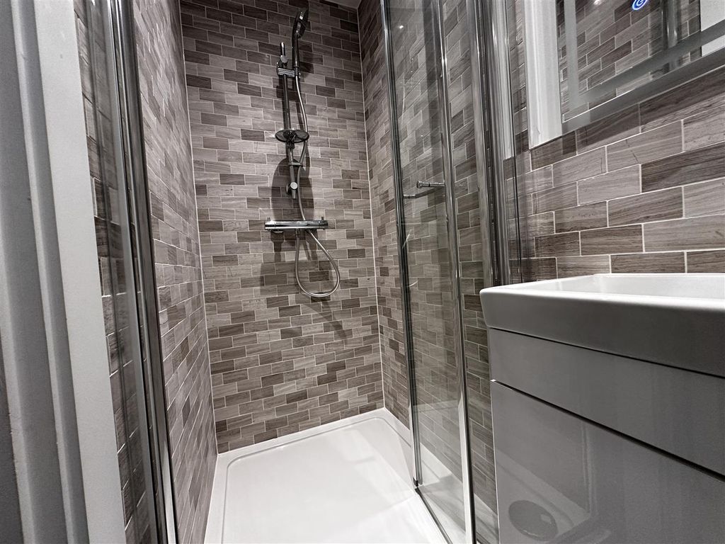 Property photo 1 of 12 En-Suite 2