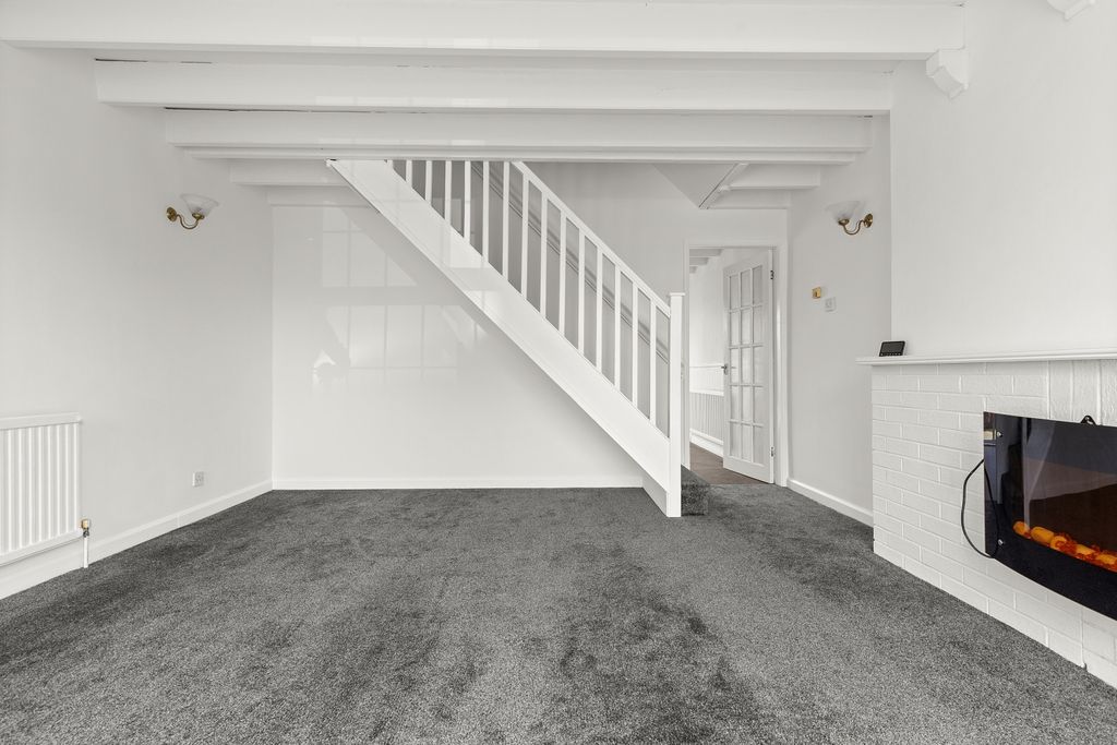 Property photo 3 of 13 Lounge