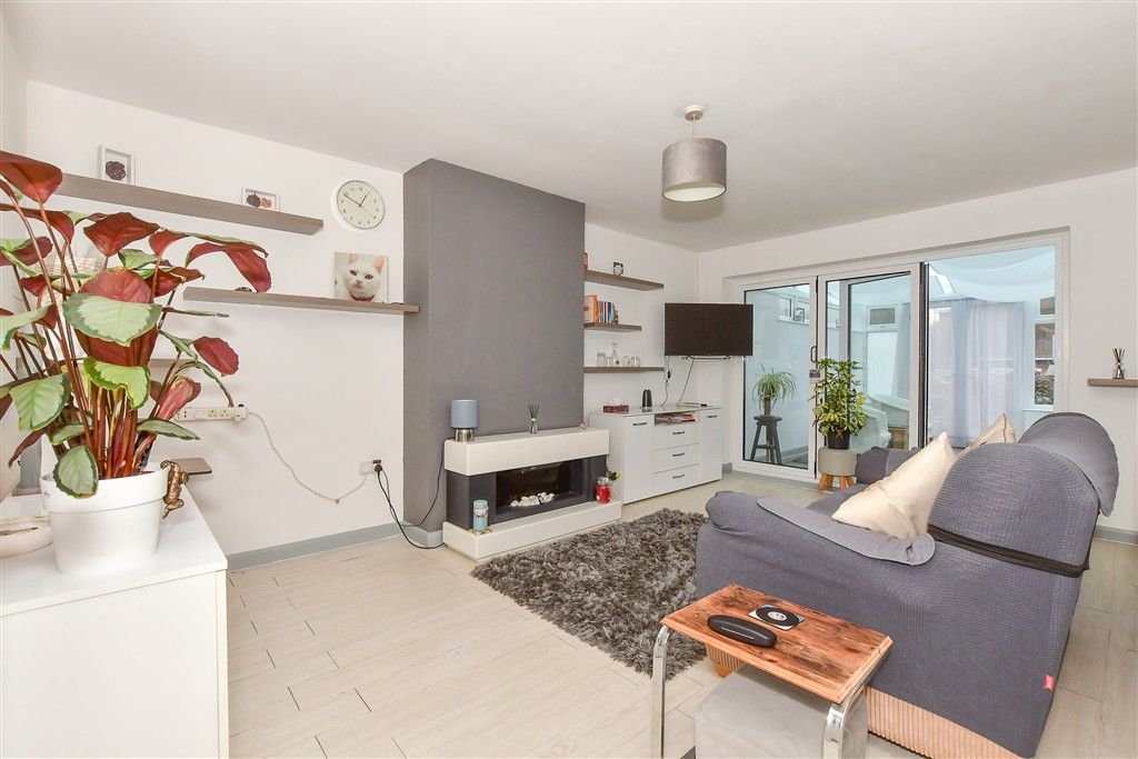 Property photo 1 of 12 Lounge