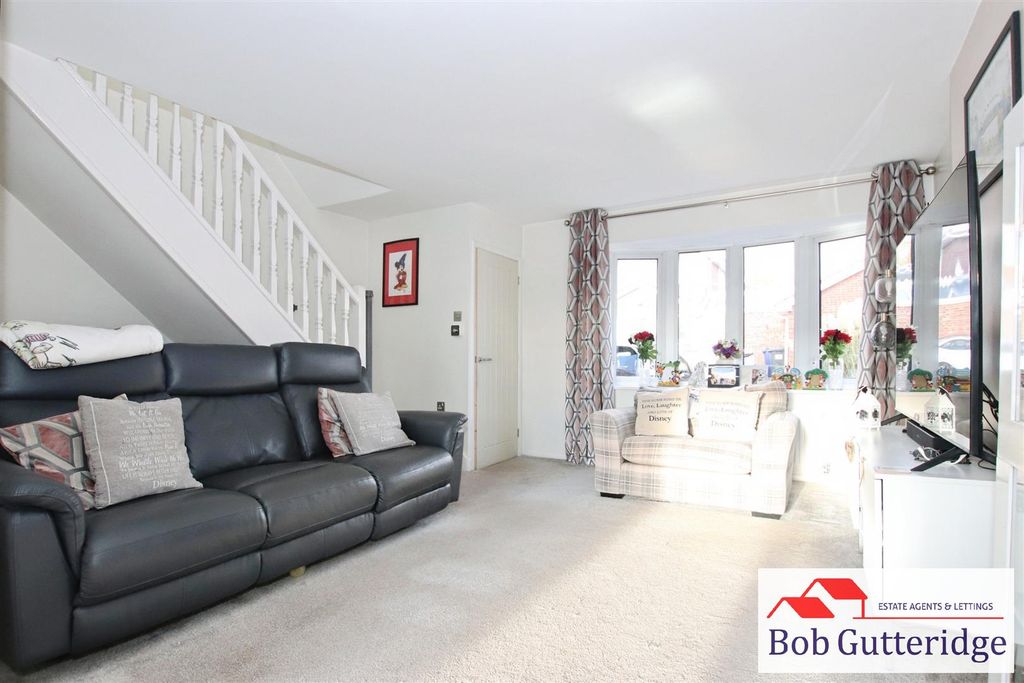 Property photo 3 of 20 Lounge