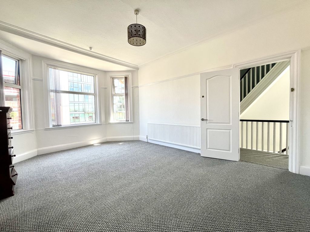 Property photo 3 of 11 Lounge