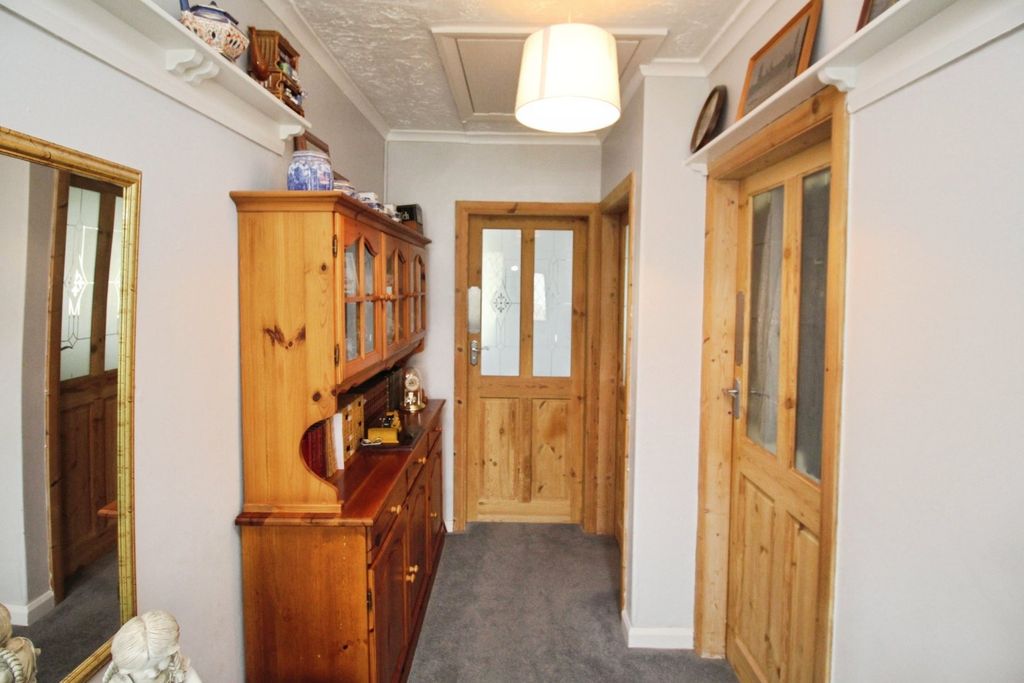 Property photo 2 of 17 Hallway