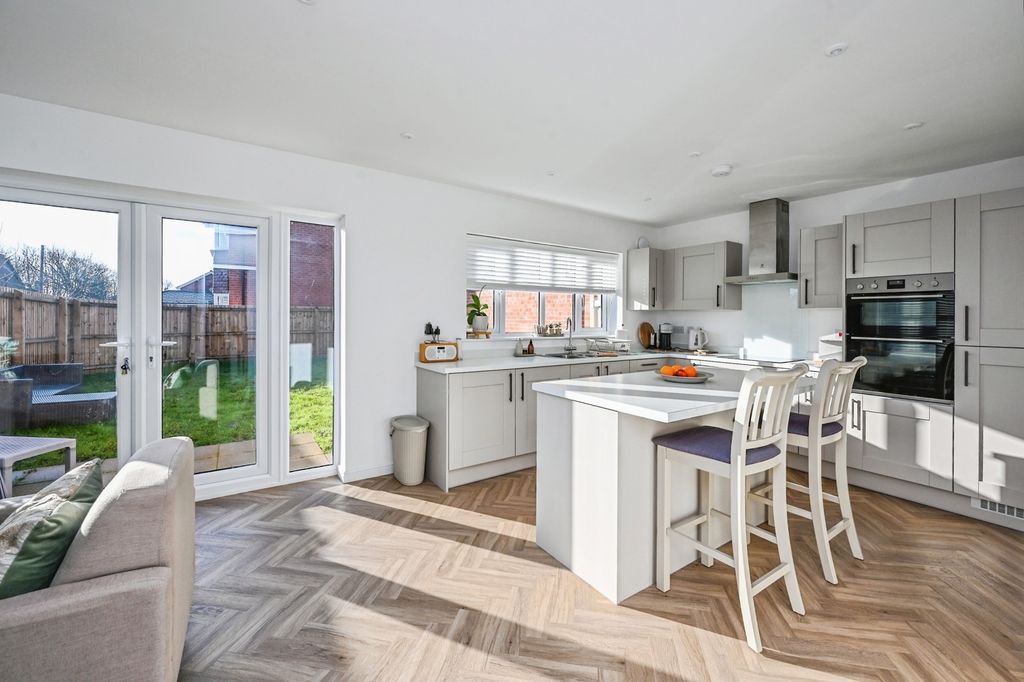 Property photo 2 of 19 Pbox-Img.Jpg