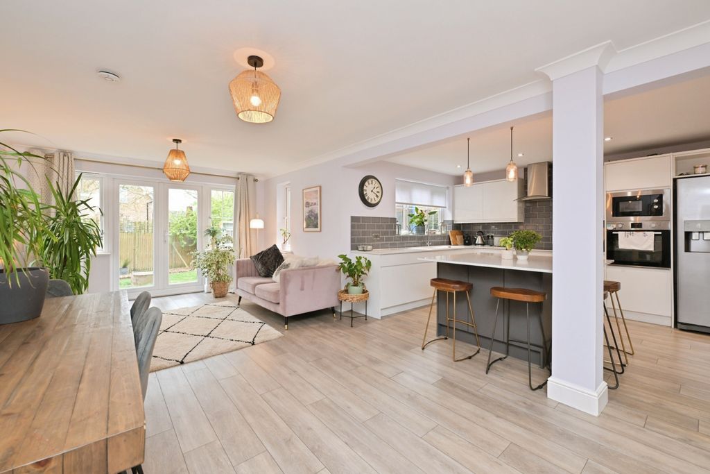 Property photo 2 of 16 Lounge / Kitchen