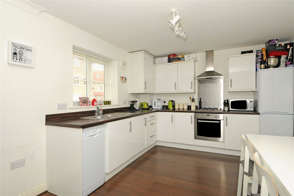 Property photo 3 of 10 Kitchen