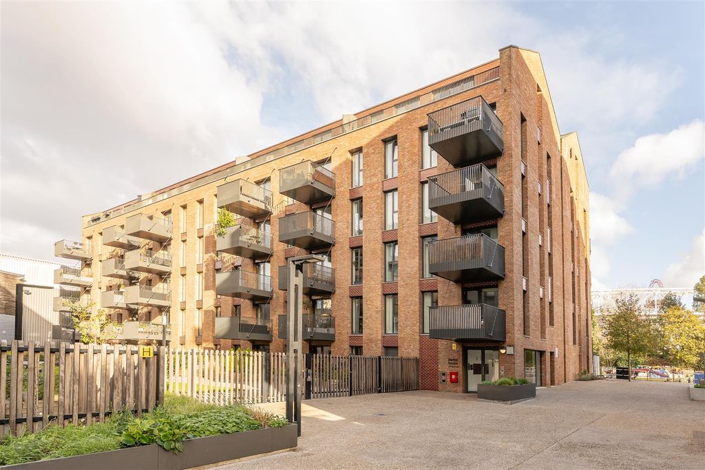 Property photo 2 of 21 Navigators Walk, E3