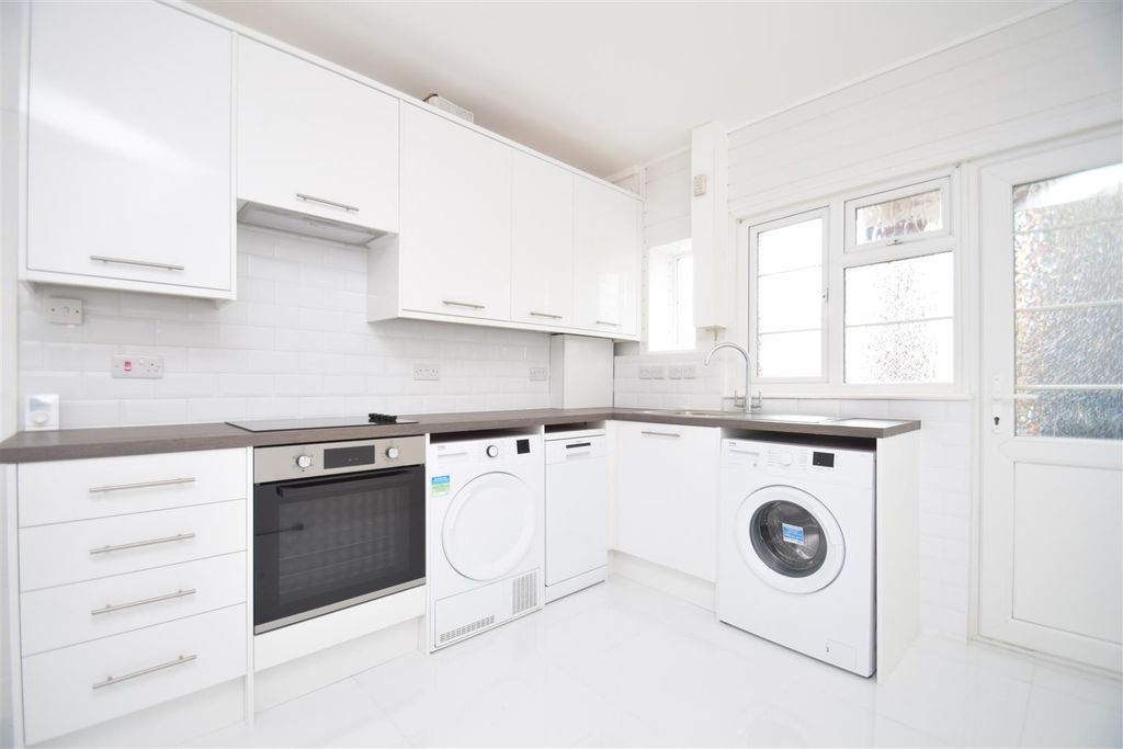Property photo 1 of 7 Kitchen