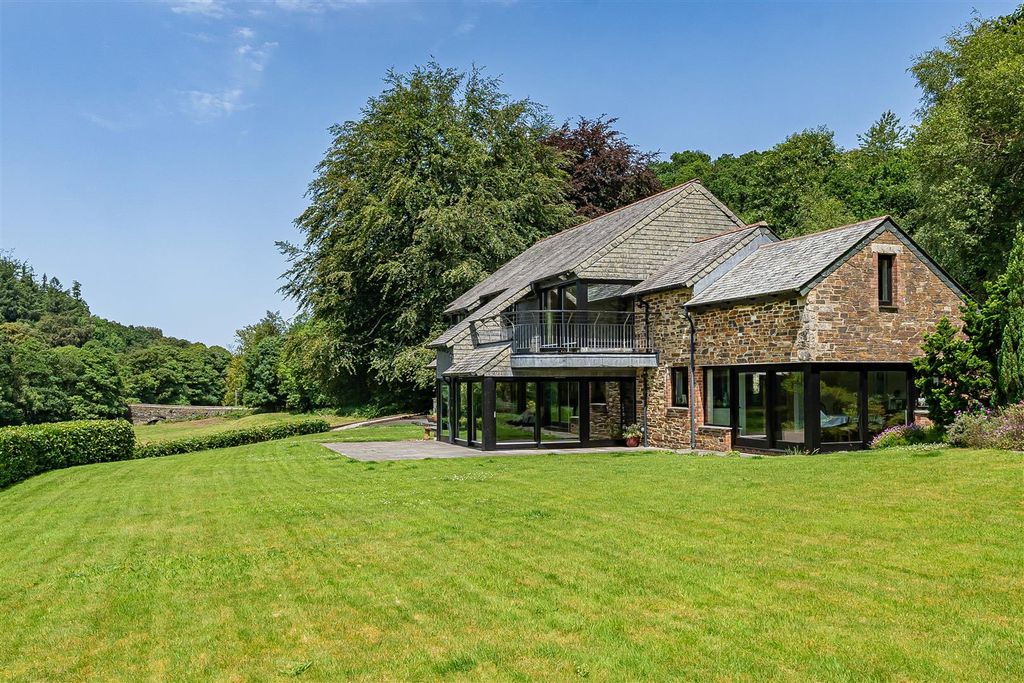 Property photo 2 of 32