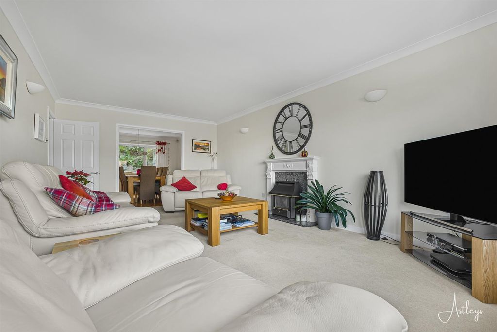 Property photo 1 of 27 Lounge