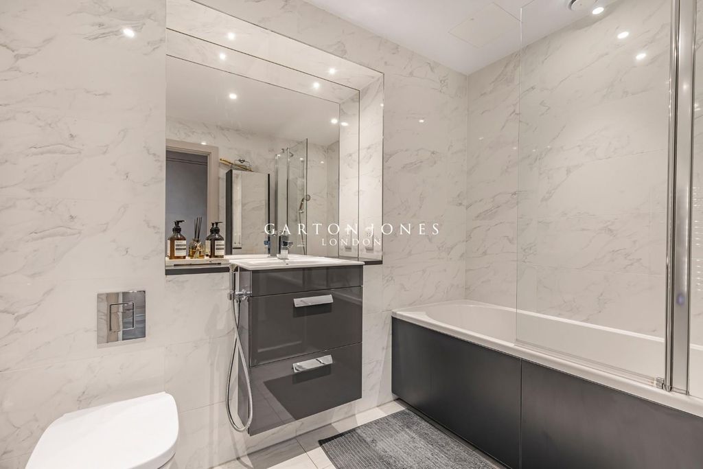 Property photo 3 of 11 Bathroom