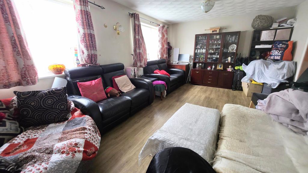 Property photo 2 of 16 Lounge
