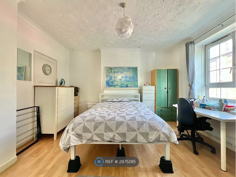 Property photo 2 of 14 Large Room