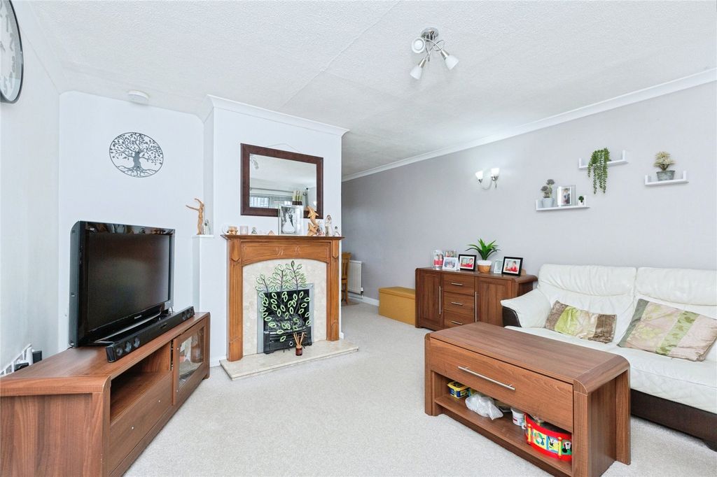 Property photo 3 of 18 Lounge