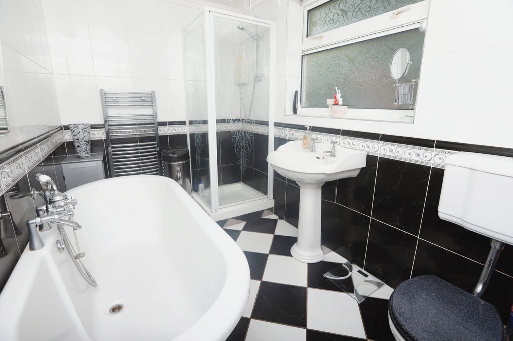 Property photo 3 of 32