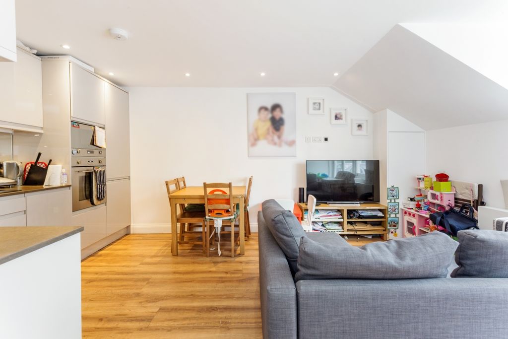 Property photo 1 of 12 Raglan House, 13 (8)