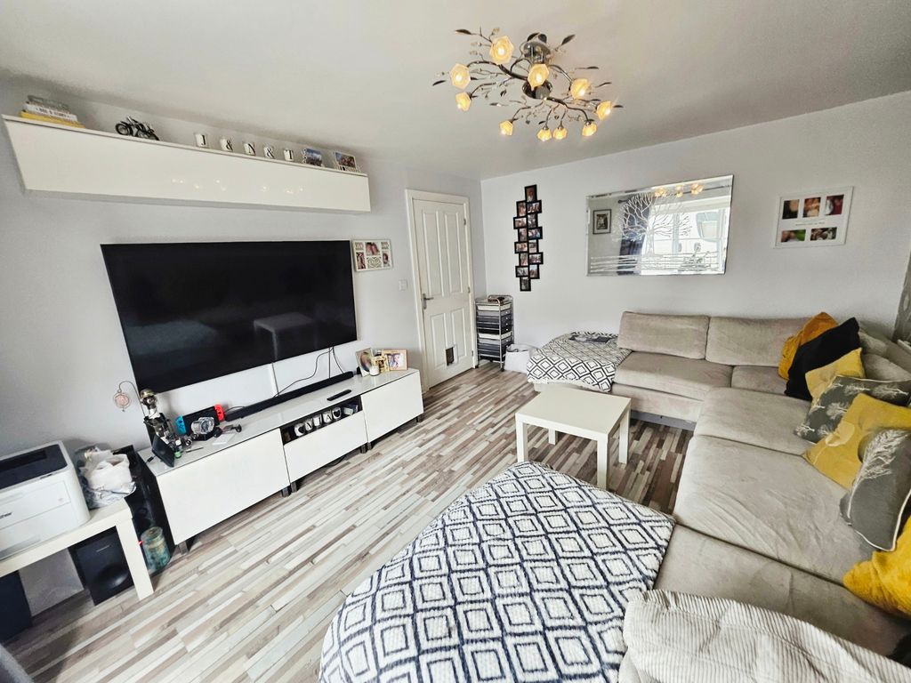 Property photo 3 of 18 Lounge