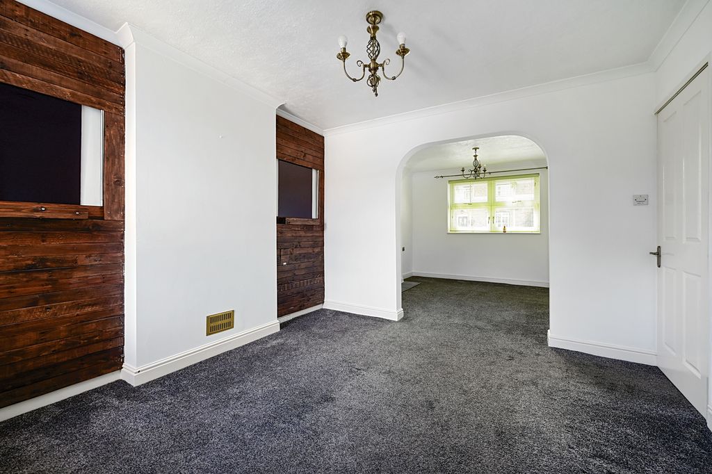 Property photo 2 of 9 27 Lowlands Rd (2)