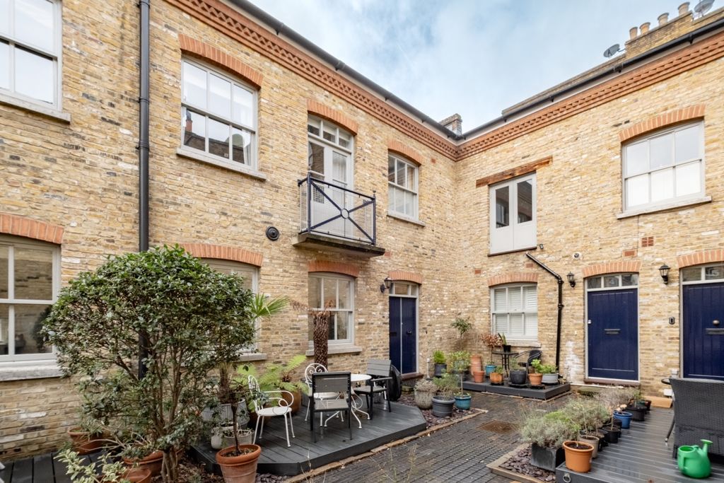 Property photo 3 of 19 Hardwicke Mews