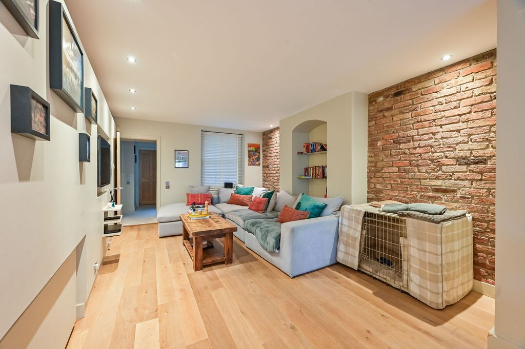 Property photo 1 of 21