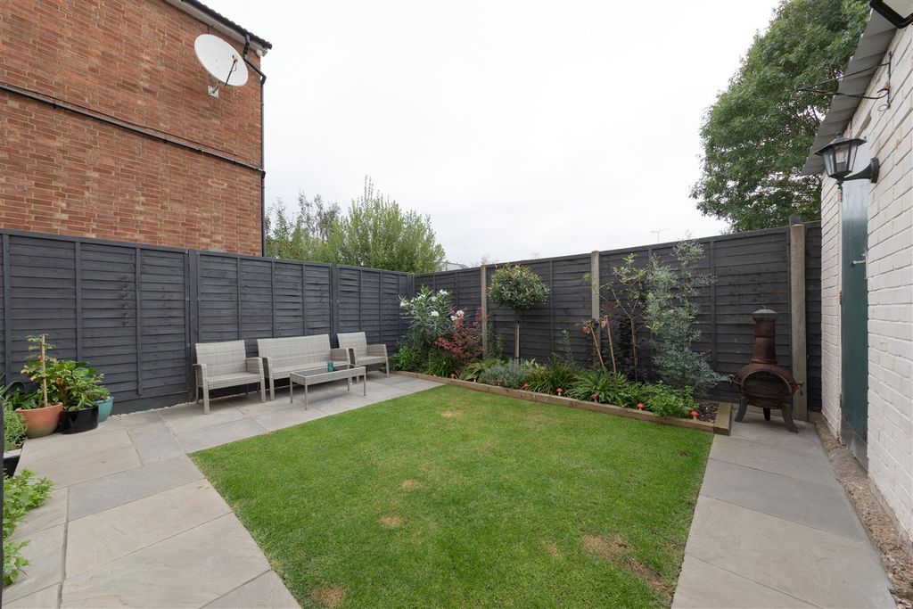 Property photo 3 of 32 Stanley Road, E18