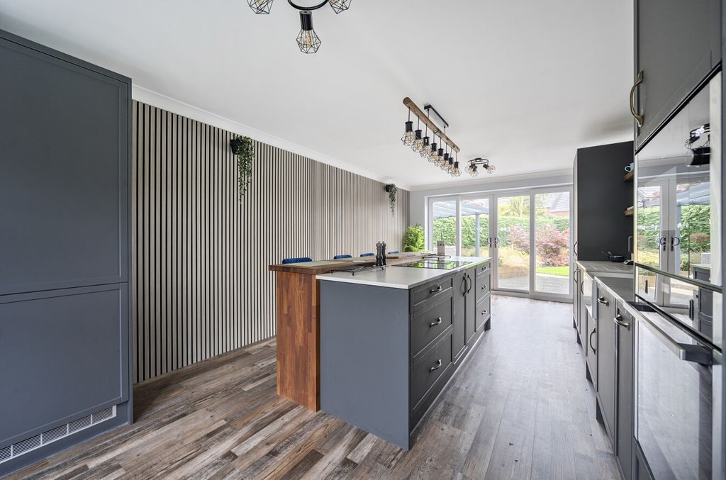 Property photo 3 of 23 -68E52Fb0624B8-l-1362490-1-68E0005F3E9Ef