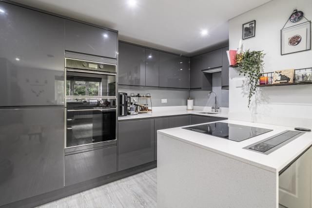 Property photo 3 of 19 Kitchen