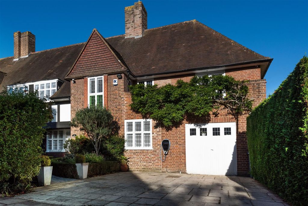 Property photo 1 of 13 D0408 2 Raeburn Clo Ext1.Jpg