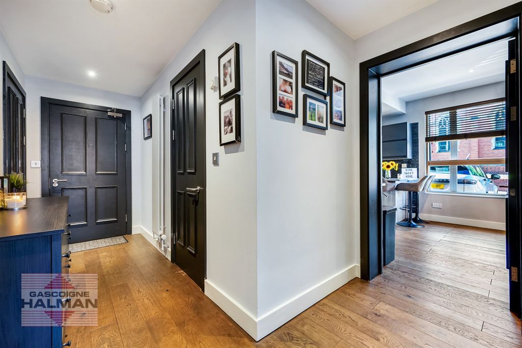 Property photo 2 of 16 Entrance Hallway