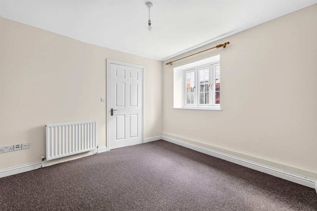Property photo 3 of 10 Bedroom